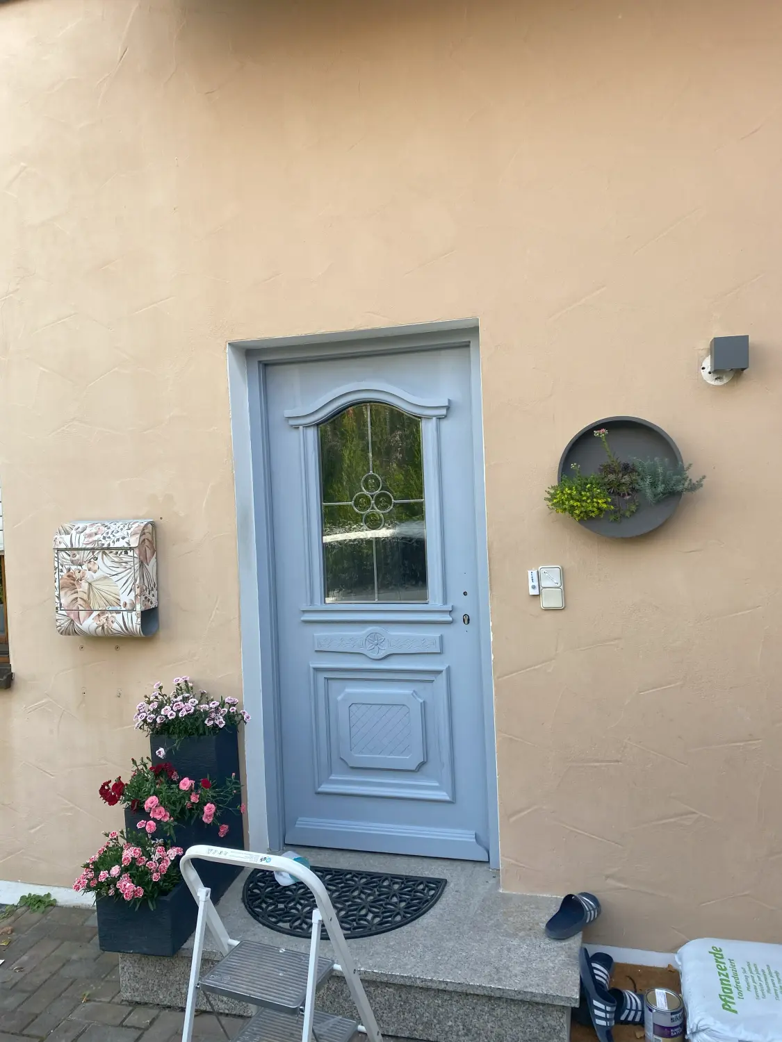 Haustür nach der Lackierung in hellem Blaugrau