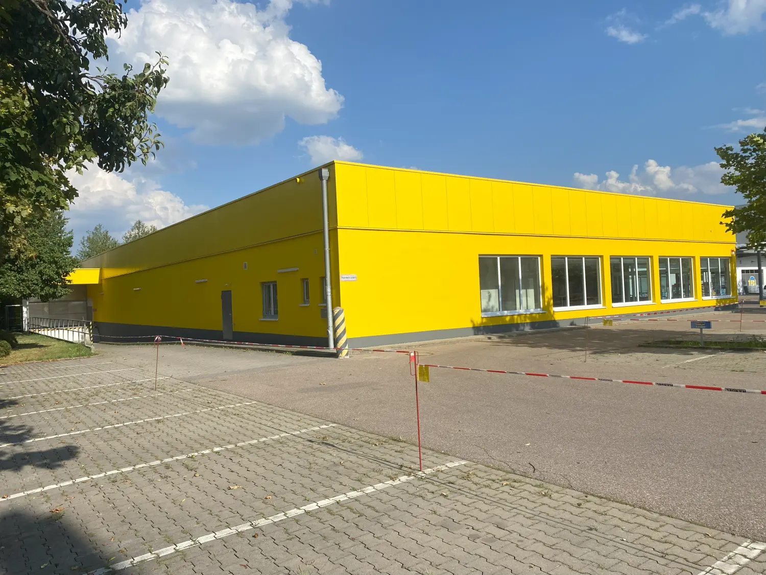 Frisch gestrichene Fassade eines Gewerbeobjekts