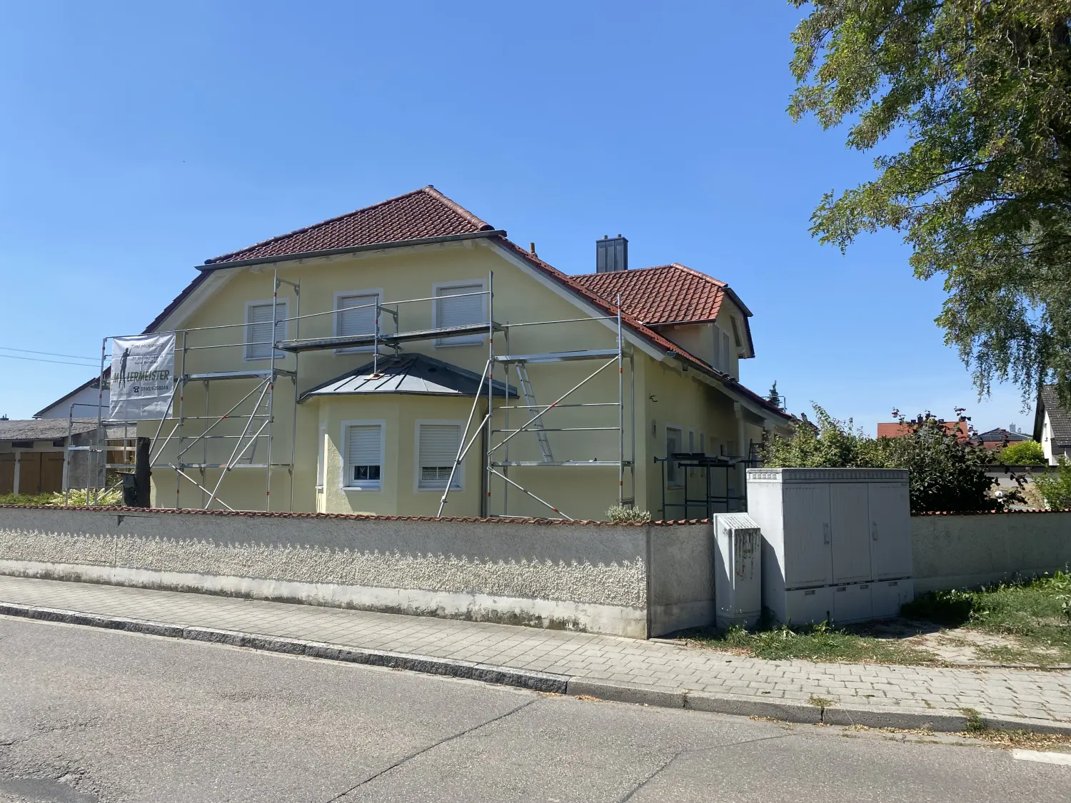 Hausfassade vor der Sanierung, noch eingerüstet