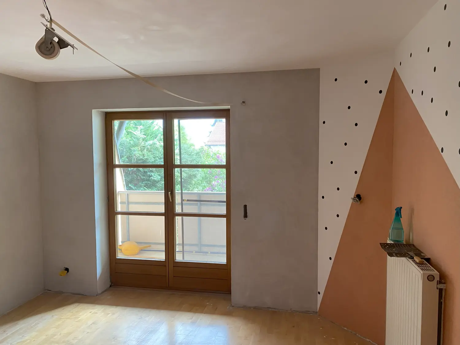Zimmer während der Renovierung mit gepunkteter Akzentwand