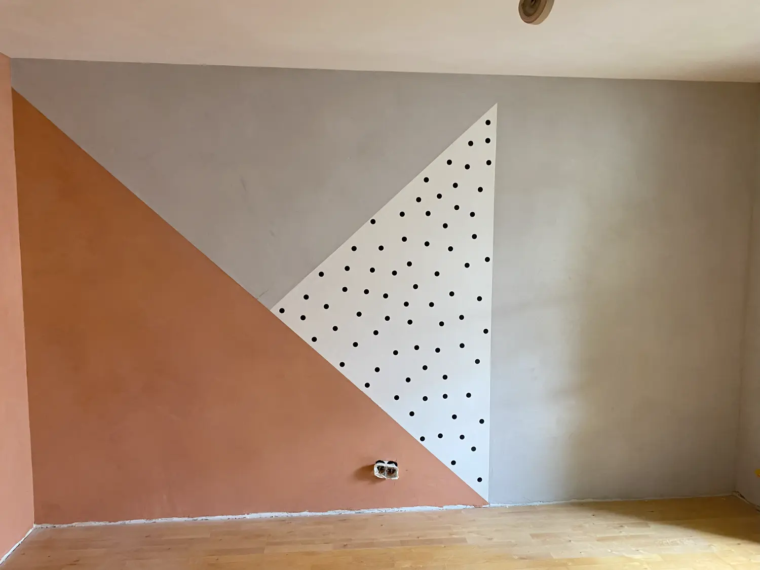 Individuell gestaltete Innenwand mit geometrischem Muster