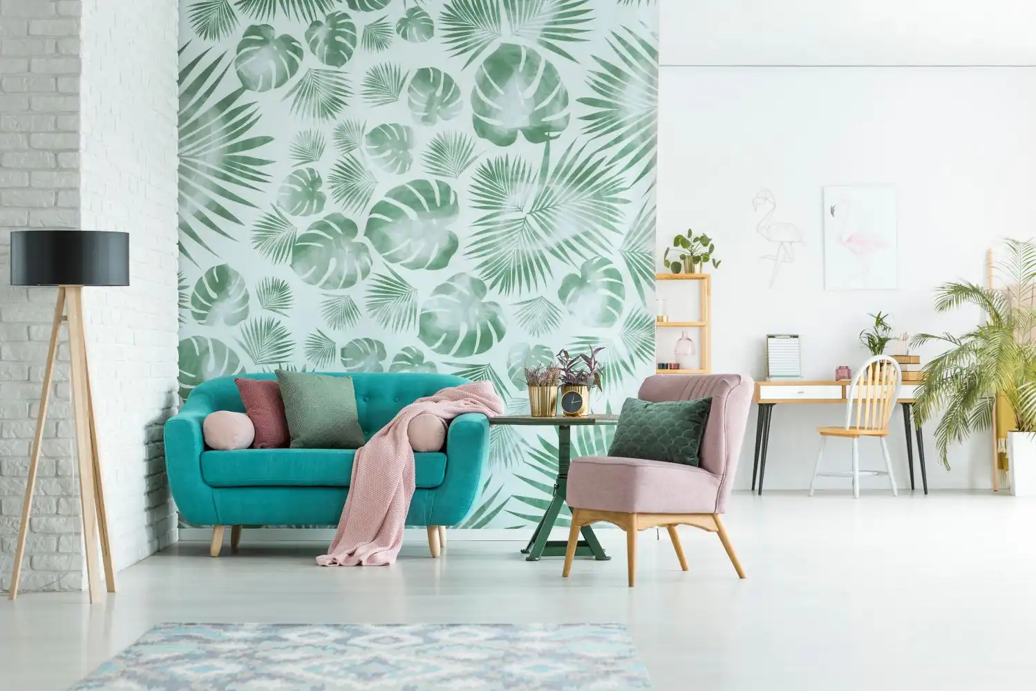 Raum mit floral gemusterter Tapete