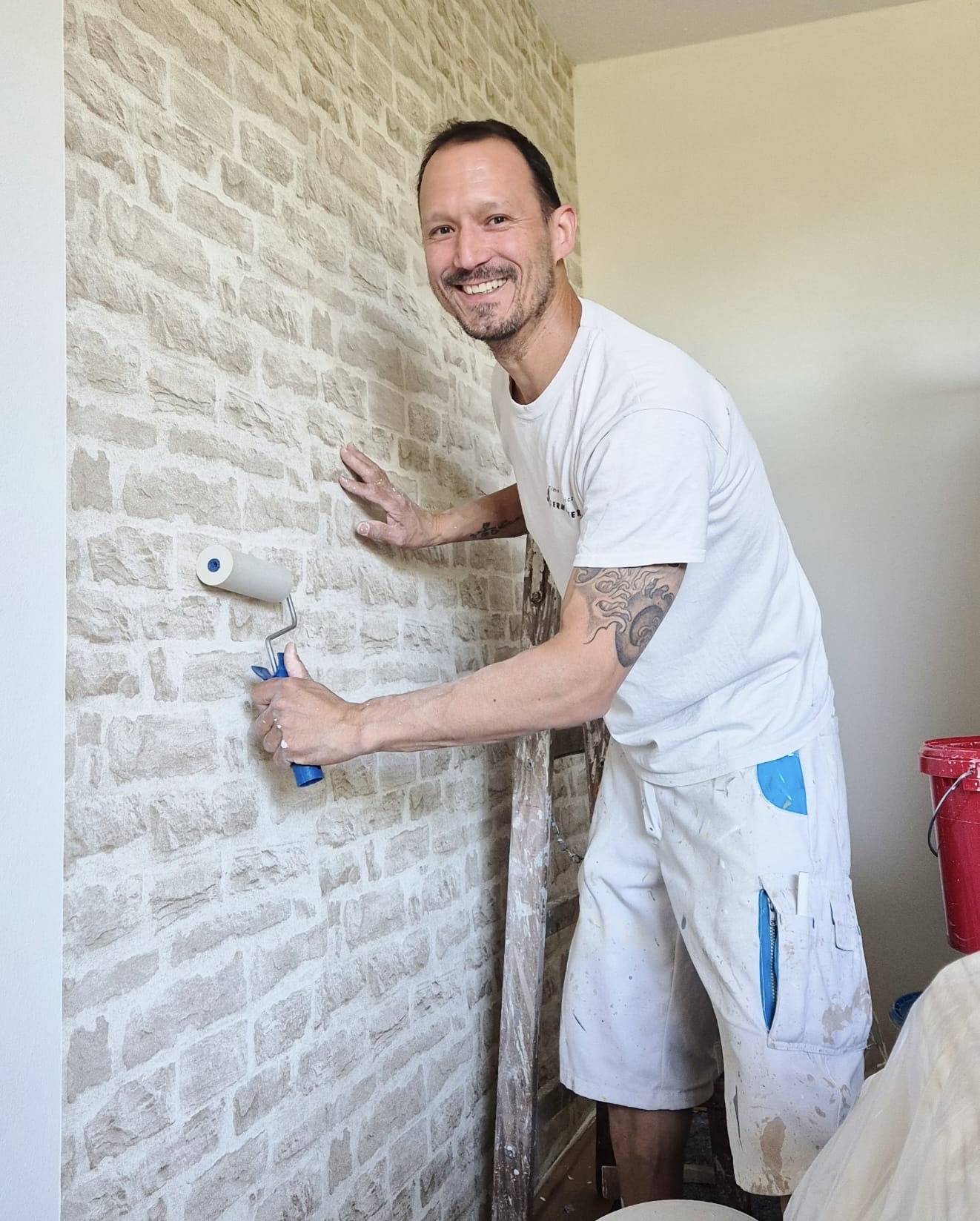Malermeister Timo Hickiewicz bei der Arbeit